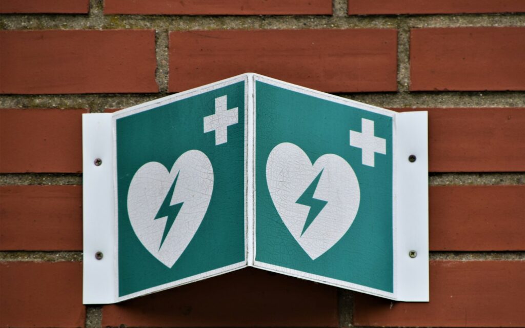 Signalétique défibrillateur en entreprise : premiers secours et formation SST
