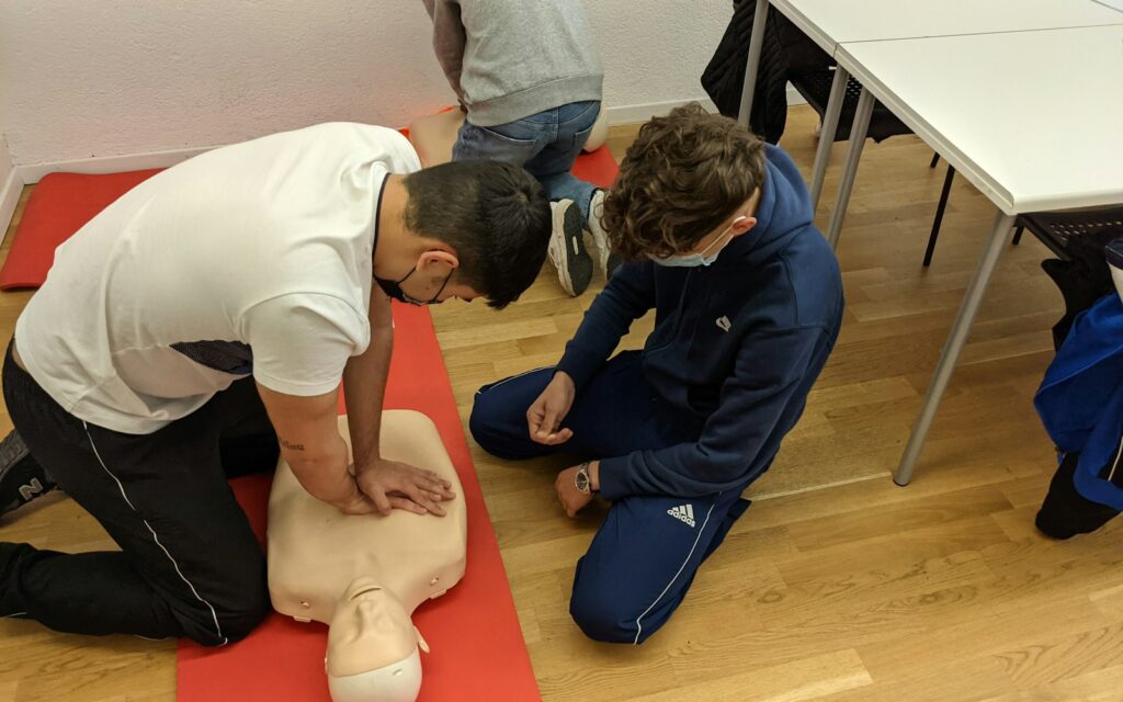 Formation SST à Rennes : stagiaire pratiquant un massage cardiaque sur mannequin